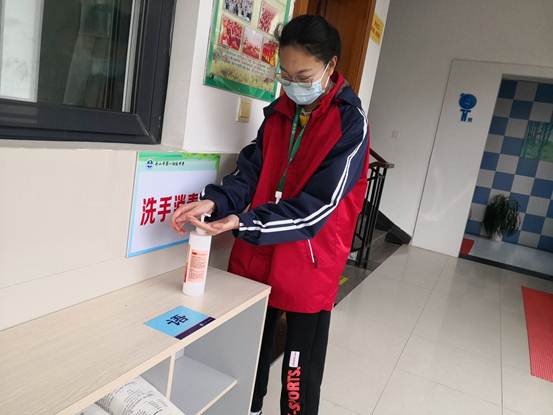 说明: C:\Users\Administrator\Desktop\信息上报\2020年4月18日关于八年级开学报到的通讯稿——仇静仟\照片\2020年4月18日八年级开学报到照片 9.jpg