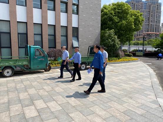 说明: C:\Users\Administrator\Desktop\信息上报\伍青松已审核2020年5月18日关于舟山一初积极开展文明城市创建活动的通讯稿--李枫\2020年5月18日关于舟山一初积极开展文明城市创建活动的照片-4.jpg