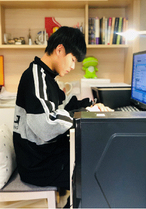 说明: D:\desktop\2020网上办公\信息发布上报\八年级线上家长会通讯稿\照片\学生2.png