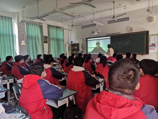 说明: C:\Users\Administrator\Desktop\信息上报\2020年4月13、18、19日关于舟山一初举行2020年春季学期开学典礼通讯稿——朱碧妮\4-12九年级开学典礼9.jpg