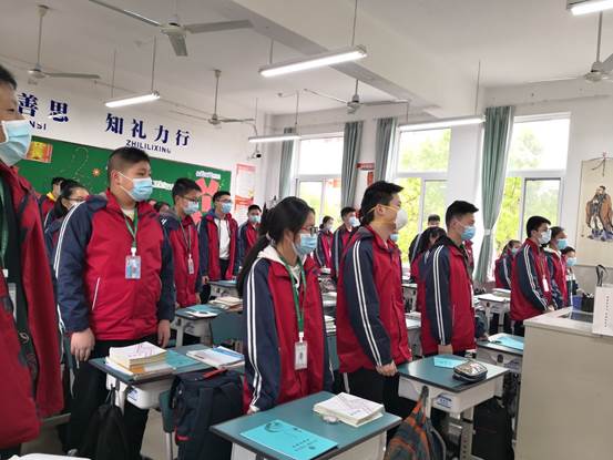 说明: C:\Users\Administrator\Desktop\信息上报\2020年4月13、18、19日关于舟山一初举行2020年春季学期开学典礼通讯稿——朱碧妮\2020年4月18日八年级开学报到照片 7.jpg