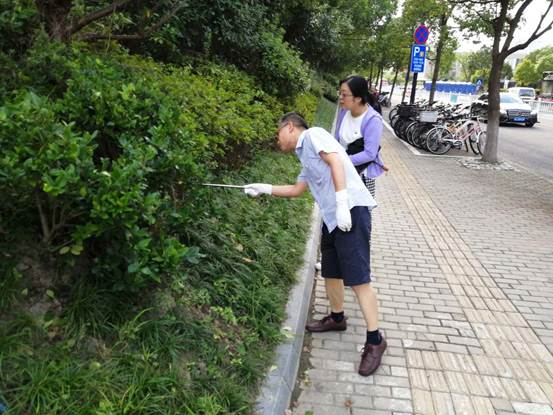 说明: C:\Users\Administrator\Desktop\孙忠已审核2020年9月10日关于舟山一初党员积极投身创城行动的通讯稿--李枫\2020年9月10日关于舟山一初党员教师积极投身创城行动的照片-6.jpg