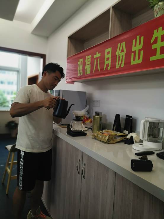 说明: C:\Users\Administrator\Desktop\王波芬已审核2020年6月12日教职工集体生日——徐海峰\IMG_20200612_163412.jpg