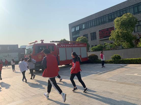 说明: C:\Users\Administrator\Desktop\警钟长鸣 防灾意识长存——舟山一初开展防震紧急疏散演练\IMG_3224.JPG