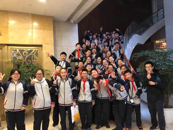 说明: D:\desktop\（新闻稿）七年级读书走天下\605371990079137359.jpg