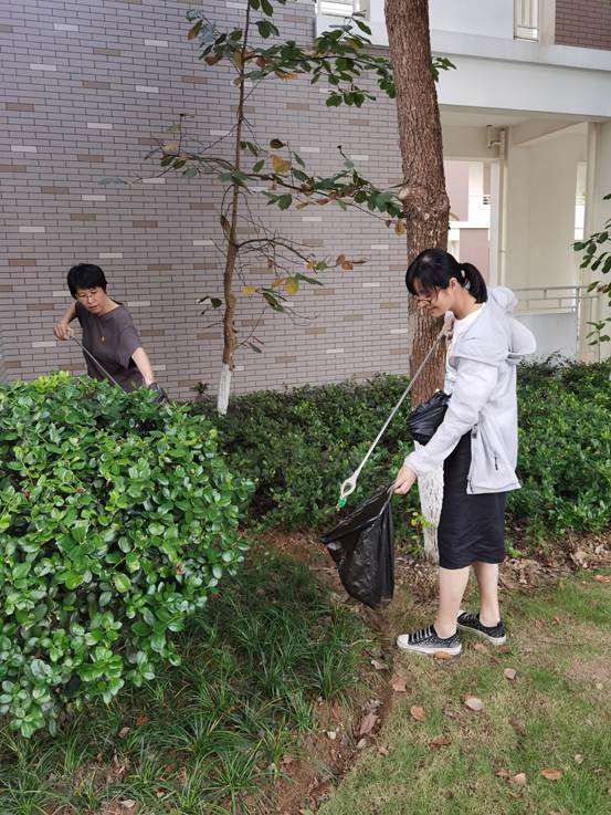 说明: C:\Users\Administrator\Desktop\孙忠已审核2020年9月10日关于舟山一初党员积极投身创城行动的通讯稿--李枫\2020年9月10日关于舟山一初党员教师积极投身创城行动的照片-7.jpg