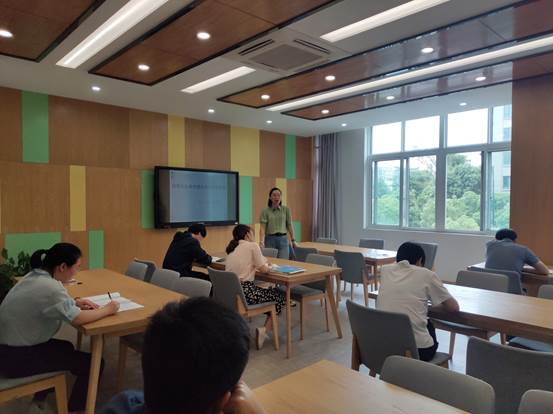 说明: C:\Users\Administrator\Desktop\信息上报\路伟利已审核20200602科学组“利用实验教学提高科学素养”校本研修活动通讯——杨瑜\20200602科学组“利用实验教学提高科学素养”校本研修活动照片4.jpg