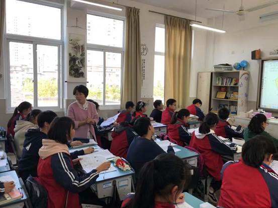 说明: C:\Users\Administrator\Desktop\数学组期中试卷评析课教学研讨活动通讯稿\微信图片_20181128201218.jpg