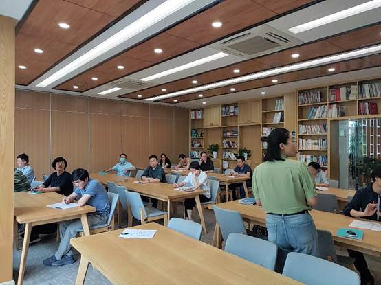 说明: C:\Users\Administrator\Desktop\信息上报\路伟利已审核20200602科学组“利用实验教学提高科学素养”校本研修活动通讯——杨瑜\20200602科学组“利用实验教学提高科学素养”校本研修活动照片5.jpg