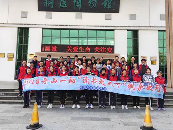 说明: D:\desktop\九年级秋游\照片\0e0e2ccd12d791f33abb0a42f49e573.jpg