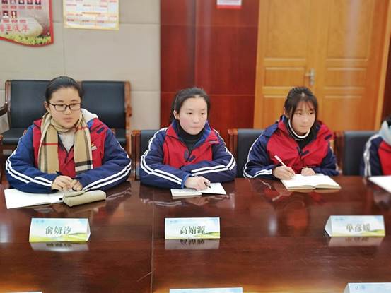 说明: C:\Users\Administrator\Desktop\20180110让民主之花盛开 ——舟山一初召开第三届学生议事会\让民主之花盛开 ——舟山一初召开第三届学生议事会\343129543291668720.jpg