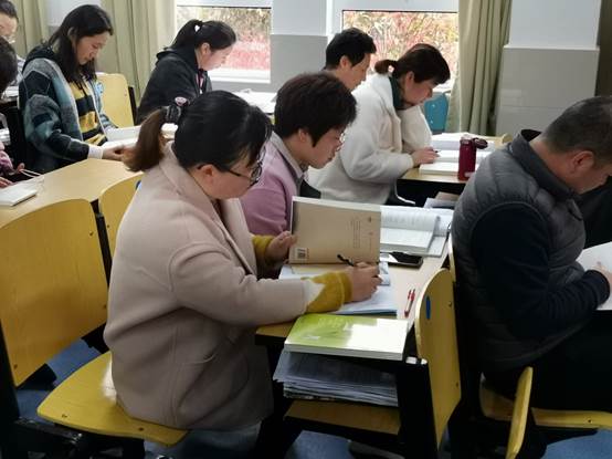 说明: E:\教科室相关工作\教科室\教师培训\2018下\校级\20190403 弘扬师德与教育智慧\20190403 弘扬师德与教育智慧 活动照片\微信图片_20190403170220.jpg