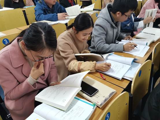 说明: E:\教科室相关工作\教科室\教师培训\2018下\校级\20190403 弘扬师德与教育智慧\20190403 弘扬师德与教育智慧 活动照片\微信图片_20190403170211.jpg