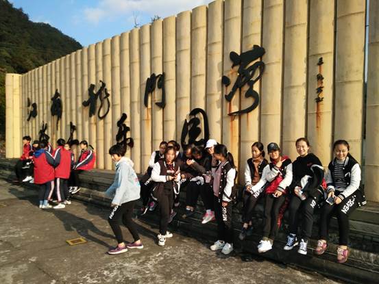 说明: D:\desktop\九年级秋游\照片\33b783ea840ce204e30225df1bd274c.jpg