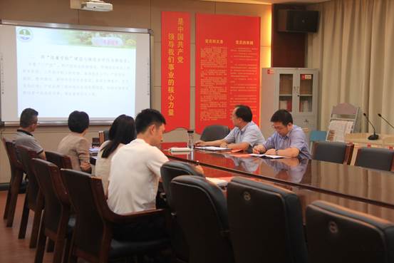 说明: C:\Users\Administrator\Desktop\伍青松已审核2020年6月12日关于党总支从严治党暨清廉学校建设会议的通讯稿--李枫\关于党总支从严治党暨清廉学校建设会议的照片-2.JPG