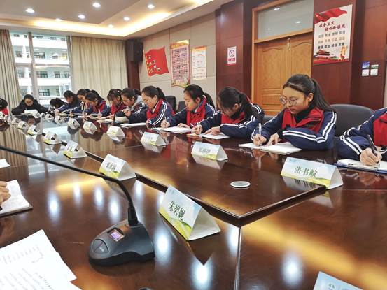 说明: C:\Users\Administrator\Desktop\20180110让民主之花盛开 ——舟山一初召开第三届学生议事会\让民主之花盛开 ——舟山一初召开第三届学生议事会\391484827374592067.jpg